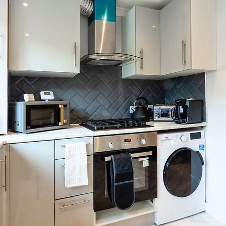 Amazing 3 Bedroom, 2 Bathroom, Ground Floor Flat With Garden, Near Train Station And Bus Stop Londra Esterno foto