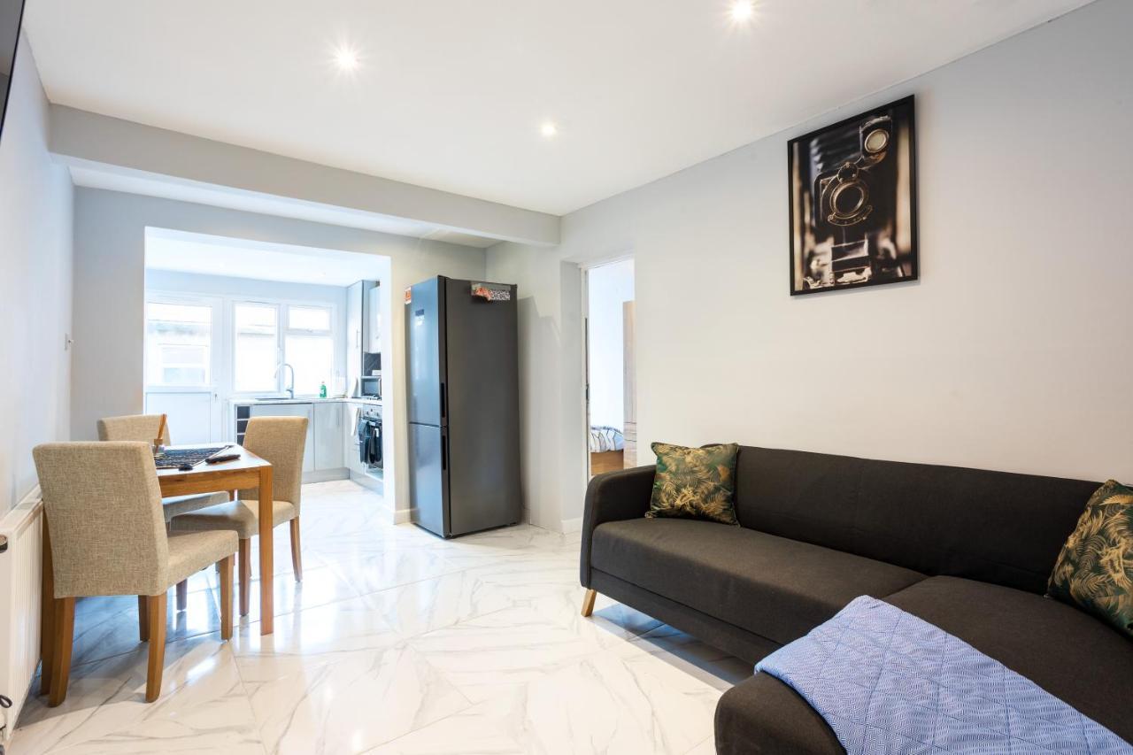 Amazing 3 Bedroom, 2 Bathroom, Ground Floor Flat With Garden, Near Train Station And Bus Stop Londra Esterno foto