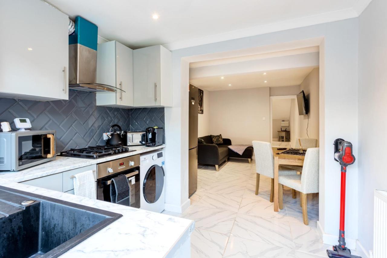 Amazing 3 Bedroom, 2 Bathroom, Ground Floor Flat With Garden, Near Train Station And Bus Stop Londra Esterno foto