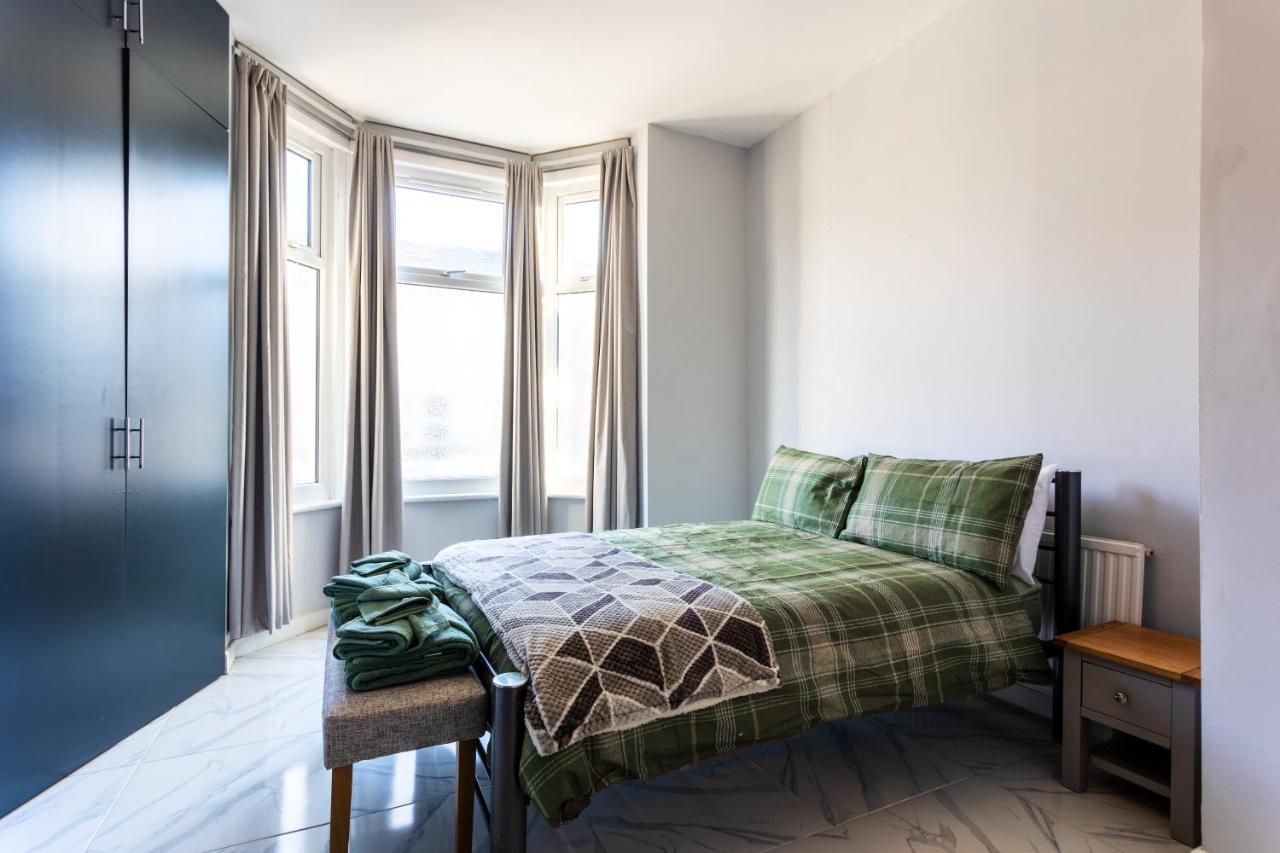 Amazing 3 Bedroom, 2 Bathroom, Ground Floor Flat With Garden, Near Train Station And Bus Stop Londra Esterno foto