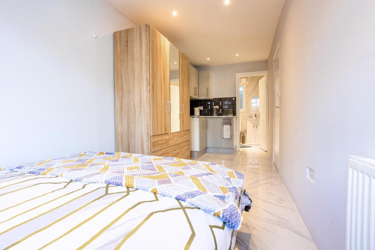 Amazing 3 Bedroom, 2 Bathroom, Ground Floor Flat With Garden, Near Train Station And Bus Stop Londra Esterno foto