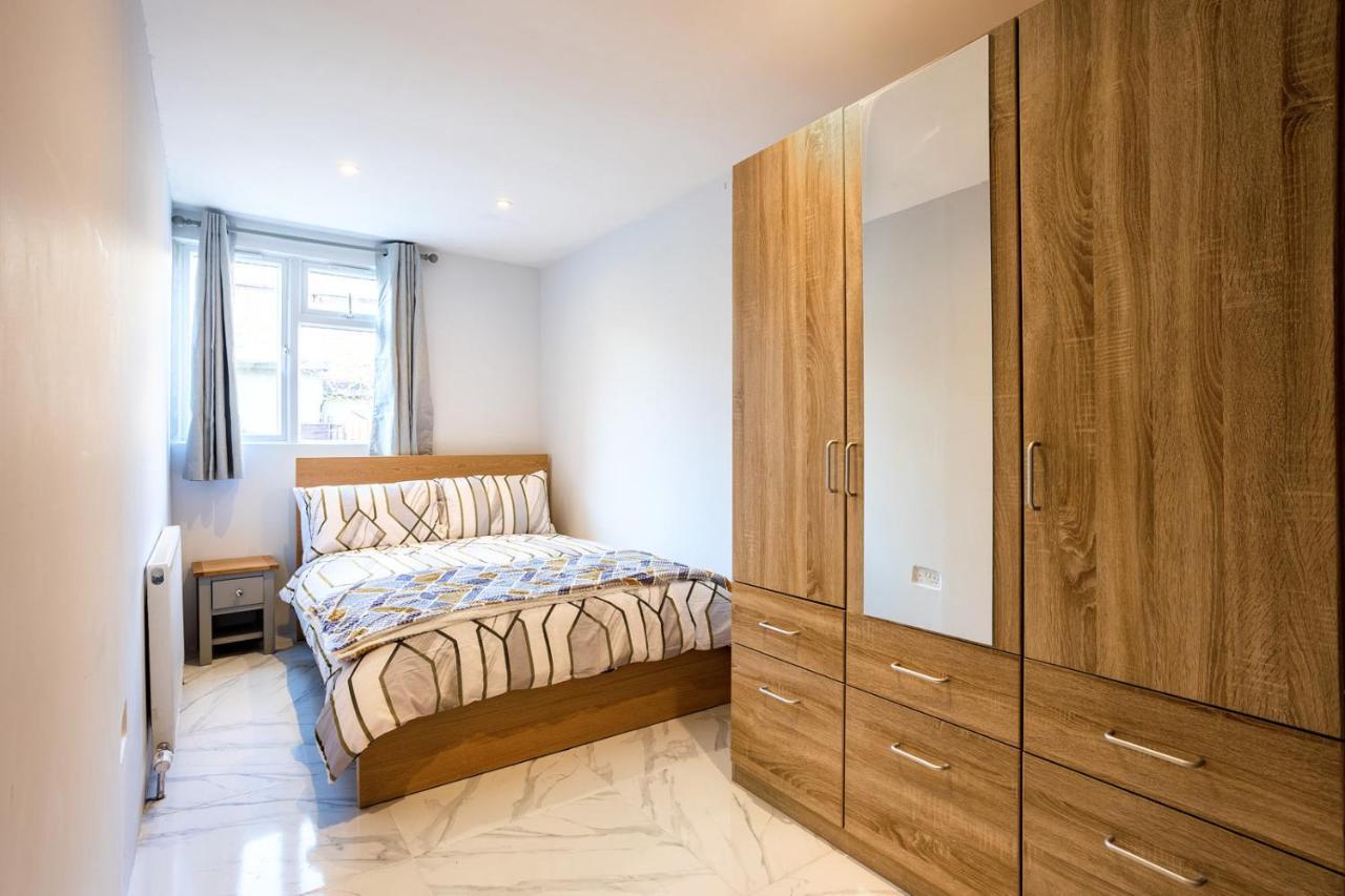 Amazing 3 Bedroom, 2 Bathroom, Ground Floor Flat With Garden, Near Train Station And Bus Stop Londra Esterno foto