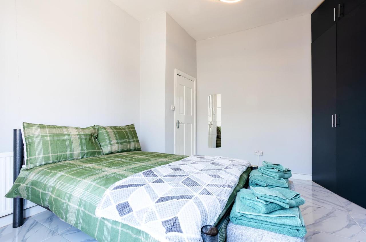 Amazing 3 Bedroom, 2 Bathroom, Ground Floor Flat With Garden, Near Train Station And Bus Stop Londra Esterno foto