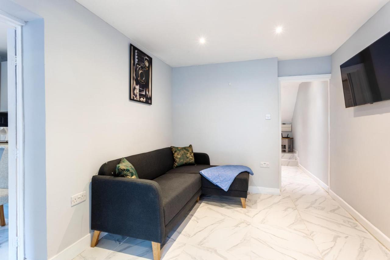 Amazing 3 Bedroom, 2 Bathroom, Ground Floor Flat With Garden, Near Train Station And Bus Stop Londra Esterno foto
