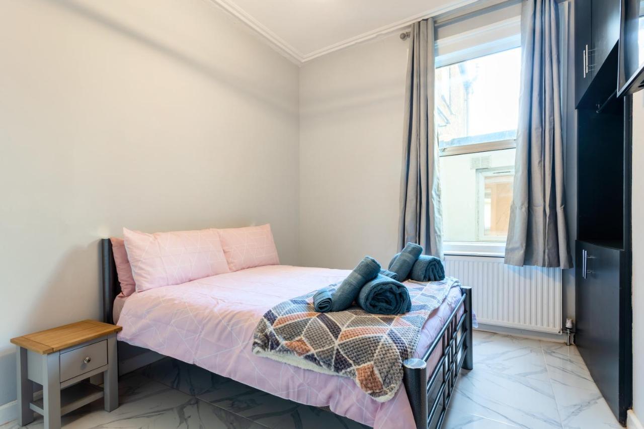 Amazing 3 Bedroom, 2 Bathroom, Ground Floor Flat With Garden, Near Train Station And Bus Stop Londra Esterno foto