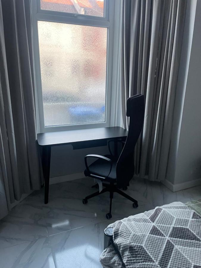Amazing 3 Bedroom, 2 Bathroom, Ground Floor Flat With Garden, Near Train Station And Bus Stop Londra Esterno foto